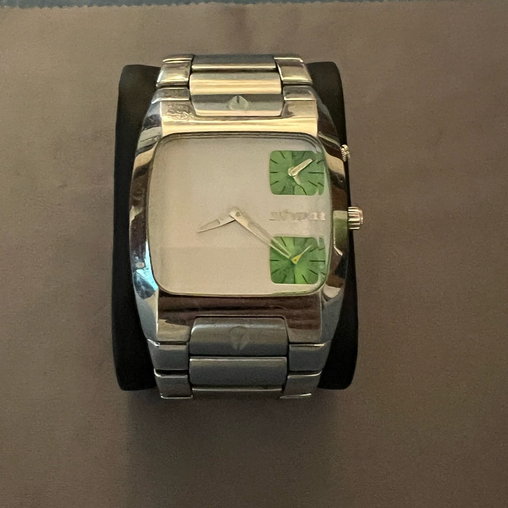 Nixon The Banks.  Color stainless steel  and green (pre owned)